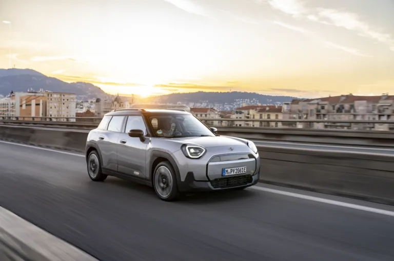 MINI 에이스맨 E 공개, The all-electric MINI Aceman: Everyday hero and adventure companion.