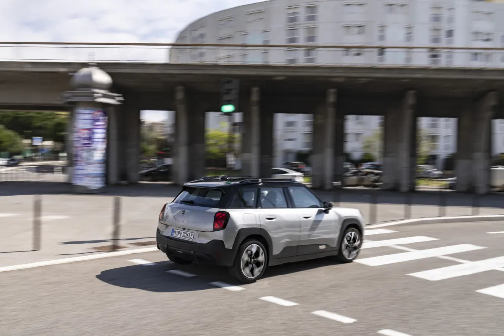 MINI 에이스맨 E 공개, 309km 달리는 즐거운 크로스오버 전기차 2 MINI 에이스맨 E 공개, The all-electric MINI Aceman: Everyday hero and adventure companion.