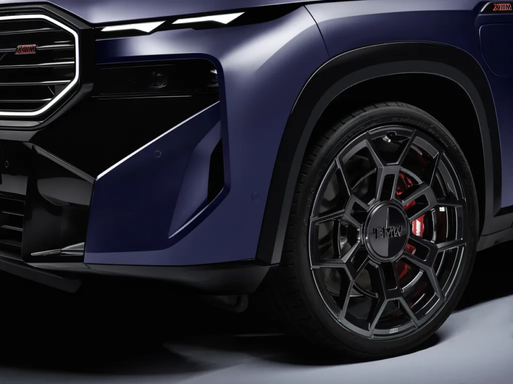 New BMW XM options: maximum exclusivity and breathtaking performance.