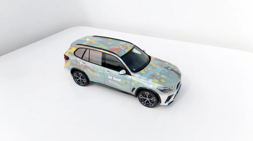 To mark 50 years of BMW Art Cars, BMW iX5 Hydrogen at Art Basel 2 BMW iX5로 제작한 BMW 아트카가 아트 바젤에 전시, BMW and Alvaro Barrington celebrate hydrogen mobility at Art Basel in Basel 2025. To mark 50 years of BMW Art Cars, the artist transforms the BMW iX5 Hydrogen fleet into a moving expression of creativity and forward-thinking innovation.