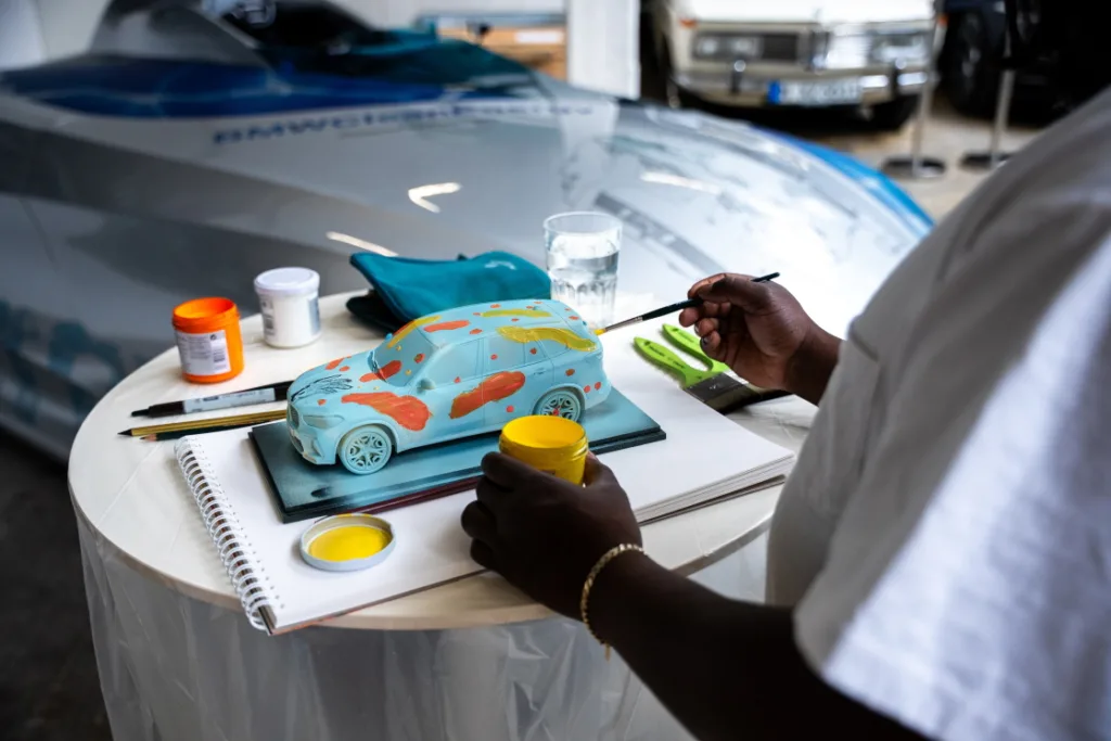 To mark 50 years of BMW Art Cars, BMW iX5 Hydrogen at Art Basel 3 BMW iX5로 제작한 BMW 아트카가 아트 바젤에 전시, BMW and Alvaro Barrington celebrate hydrogen mobility at Art Basel in Basel 2025. To mark 50 years of BMW Art Cars, the artist transforms the BMW iX5 Hydrogen fleet into a moving expression of creativity and forward-thinking innovation.