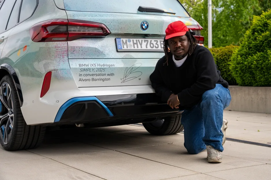 To mark 50 years of BMW Art Cars, BMW iX5 Hydrogen at Art Basel 1 BMW iX5로 제작한 BMW 아트카가 아트 바젤에 전시, BMW and Alvaro Barrington celebrate hydrogen mobility at Art Basel in Basel 2025. To mark 50 years of BMW Art Cars, the artist transforms the BMW iX5 Hydrogen fleet into a moving expression of creativity and forward-thinking innovation.
