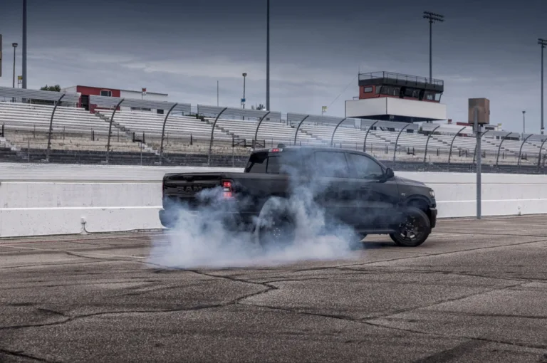 램 1500 V8 헤미 엔진 복귀, The Legend Returns: 2026 Ram 1500 Offers 5.7-liter HEMI® V-8 eTorque Engine with Proven Performance and Capability