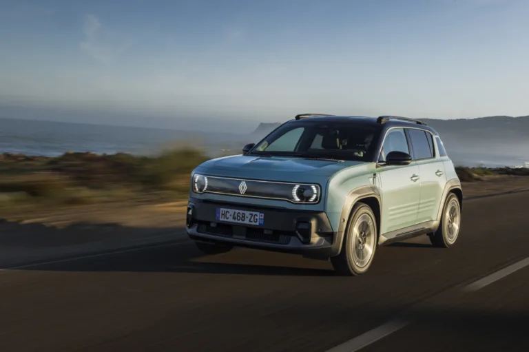 르노 4 E-테크 일렉트릭, Renault 4 E-Tech electric: test driving the compact versatile EV