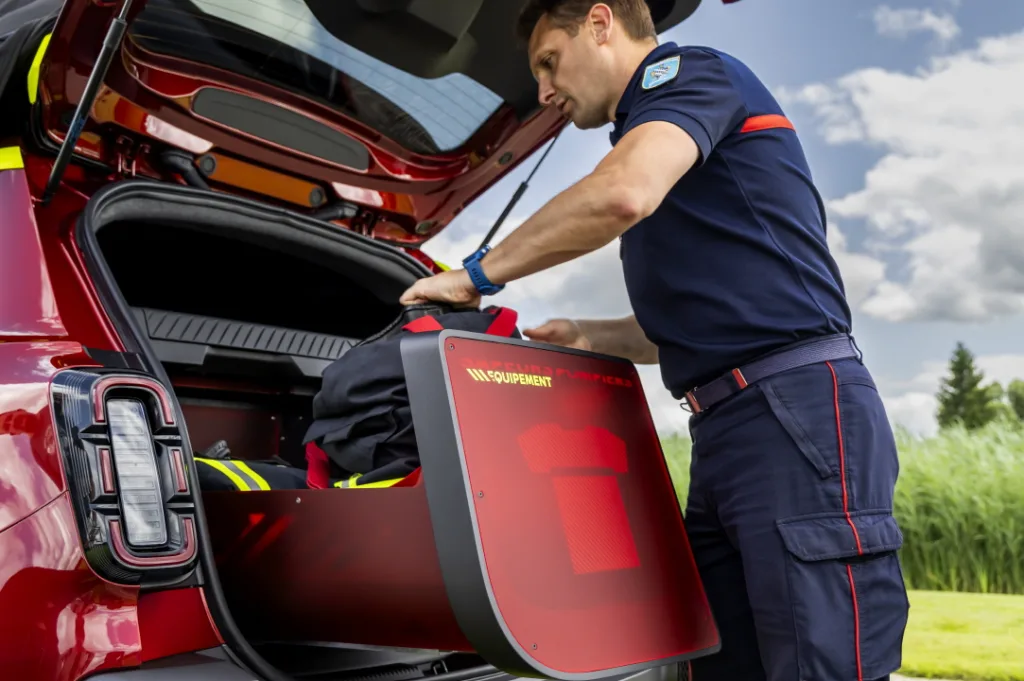 Renault Vision 4rescue for the the emergency services 6 르노 비전 4레스큐, Vision 4rescue, an innovative demo-car supporting the emergency services