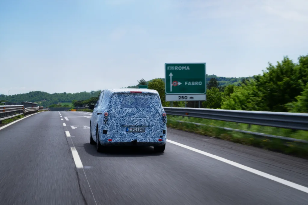 메르세데스-벤츠 VLE 1,100km 장거리 테스트, 15분 충전 2회로 충분 2 25c0120 011 https://mobilityground.com/wp-content/uploads/2025/07/25c0120_002.webp