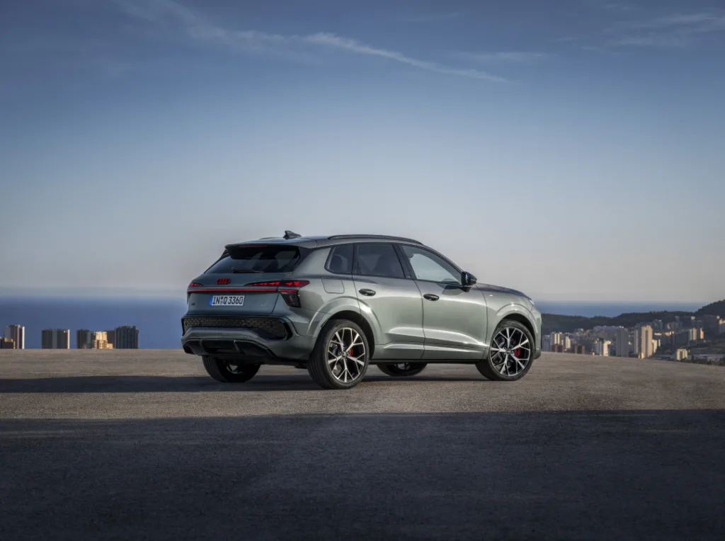 아우디 Q3 공개, New benchmark in the compact class: the Audi Q3