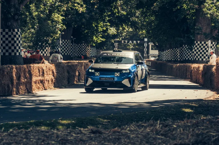 알핀 A110 R 울티메 '굿우드 신화' 창조, 52.01초로 양산차 부문 포디엄 석권 2 Alpine A110 R Ultime wows the crowds as it stars in Goodwood Festival of Speed's timed shootout