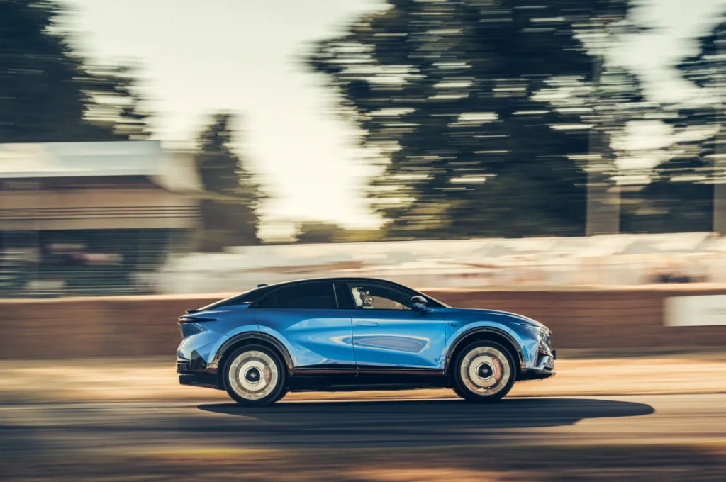 알핀 A110 R 울티메 '굿우드 신화' 창조, 52.01초로 양산차 부문 포디엄 석권 3 Alpine A110 R Ultime wows the crowds as it stars in Goodwood Festival of Speed's timed shootout