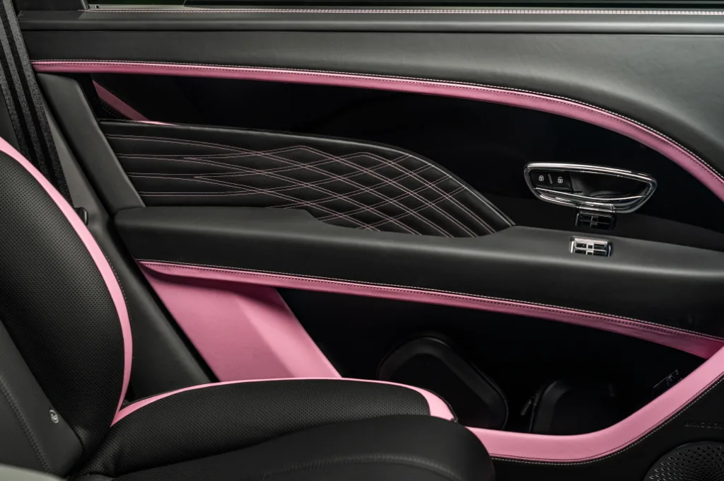 벤틀리 뮬리너, 132시간 수작업으로 완성, 벤테이가 EWB '캔디 핑크' 5 Bentayga EWB Mulliner in Candy Pink 8 https://mobilityground.com/wp-content/uploads/2025/07/Bentayga-EWB-Mulliner-in-Candy-Pink-1.webp