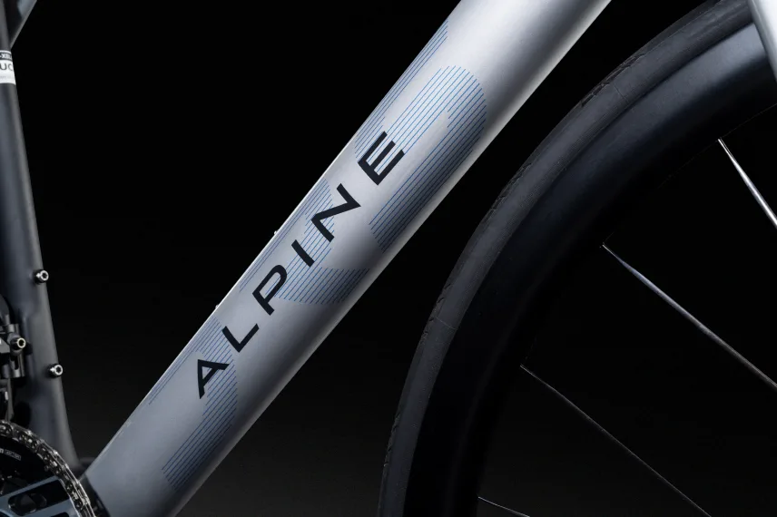 알핀과 협력한 라피에르 전기자전거, Alpine and Lapierre agree to a double collaboration in 2025: the Xelius DRS SE bicycle and Overvolt GLP SE mountain bike