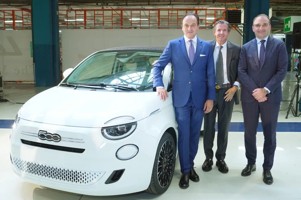 OlivierFrancoisFIATCEOandGlobalCMOofStellantis AlbertoCirioPresidentofthePiedmontRegion StefanoLoRussoMayorofTurin https://mobilityground.com/wp-content/uploads/2025/07/NewFiat500Hybrid.webp