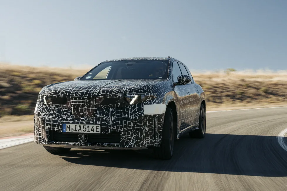 BMW 노이어 클라쎄 첫 양산 모델 iX3, 9월 IAA 공개 앞두고 테스트 8 Pioneering technology meets pure driving pleasure: testing BMW iX3 prototypes.