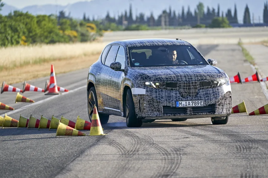 BMW 노이어 클라쎄 첫 양산 모델 iX3, 9월 IAA 공개 앞두고 테스트 6 Pioneering technology meets pure driving pleasure: testing BMW iX3 prototypes.