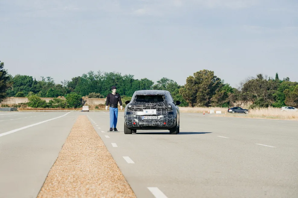 BMW 노이어 클라쎄 첫 양산 모델 iX3, 9월 IAA 공개 앞두고 테스트 7 Pioneering technology meets pure driving pleasure: testing BMW iX3 prototypes.