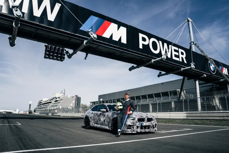 The BMW M2 CS sets a new record of 7:25.5 minutes on the Nürburgring-Nordschleife.
