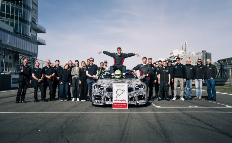 The BMW M2 CS sets a new record of 7:25.5 minutes on the Nürburgring-Nordschleife.