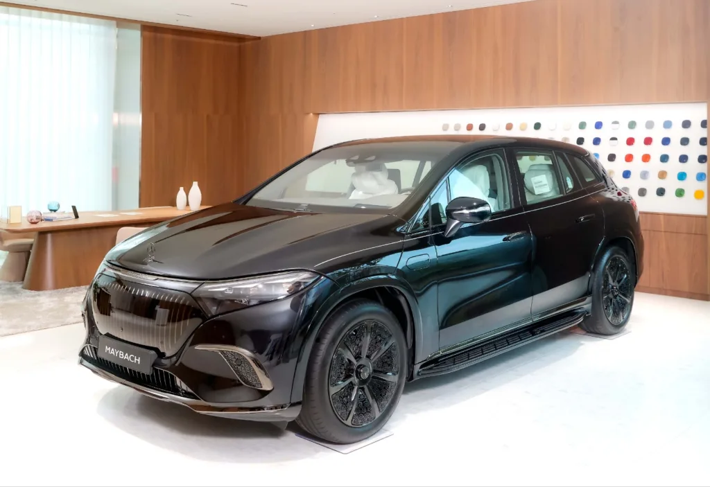 사진 2 메르세데스 마이바흐 EQS SUV 실버 라이닝 https://mobilityground.com/wp-content/uploads/2025/07/사진-2-메르세데스-마이바흐-EQS-SUV-실버-라이닝.webp