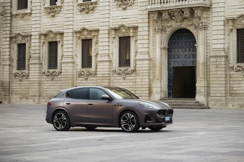 사진자료2 이탈리안 럭셔리 SUV 마세라티 그레칼레 폴고레Grecale Folgore https://mobilityground.com/wp-content/uploads/2025/07/사진자료1-마세라티-그레칼레-전용-‘마이-퍼스트-마세라티My-First-Maserati-금융-캠페인.webp