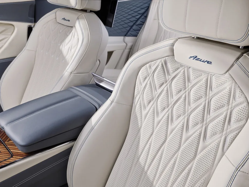 참고 사진 벤틀리 플라잉스퍼 아주르 실내 2 https://mobilityground.com/wp-content/uploads/2025/07/참고-사진-벤틀리-아주르-그랜드-투어러-라인업.webp