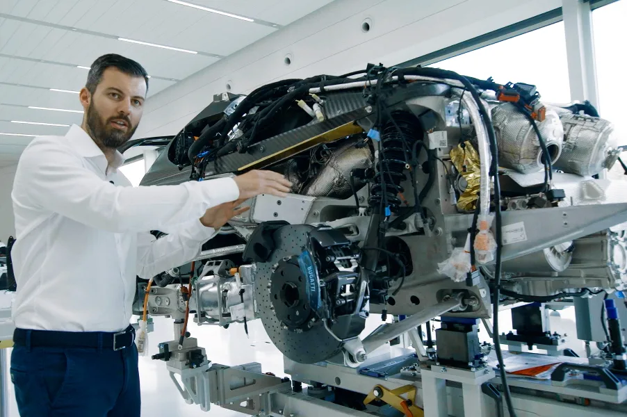 역대급 혁신! 부가티 투르비온 3D 프린팅 크래시 구조, 안전성 개념 파괴 2 01 BUGATTI Tourbillon BTS Ep9 https://mobilityground.com/wp-content/uploads/2025/08/12-BUGATTI-Tourbillon-BTS-Ep9.webp