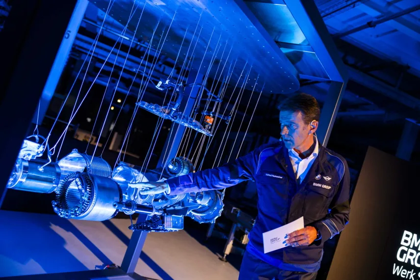 BMW 6세대 전기엔진 양산 개시…10억 유로 베팅한 슈타이어 공장 4 P90613243 highRes helmut hochsteiner h https://mobilityground.com/wp-content/uploads/2025/08/P90613244_highRes_the-initial-moment-f.webp