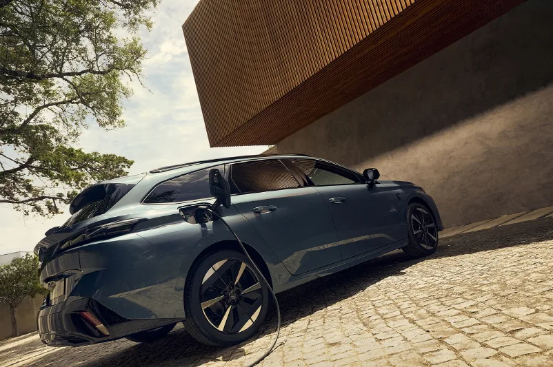 푸조 308, 308SW의 완전 변신! 프랑스가 독일 차들 제압하러 나섰다 10 PEUGEOT E308SW 2508CV 020 FR https://mobilityground.com/wp-content/uploads/2025/08/PEUGEOT_E308_2508STYP_200_FR.webp