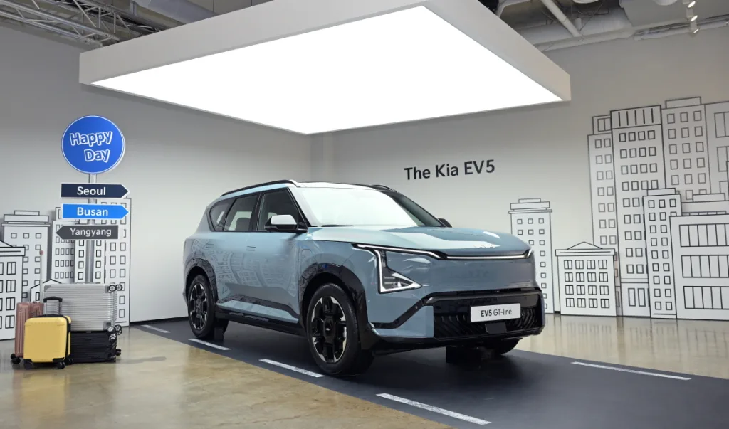 460km 주행거리로 편하게! 기아 EV5, 전기 SUV 시장 판도 바꾼다 8 250903 기아 더 기아 EV5 국내 첫 발표 및 계약 개시2 https://mobilityground.com/wp-content/uploads/2025/09/250903-기아-더-기아-EV5-국내-첫-발표-및-계약-개시1.webp