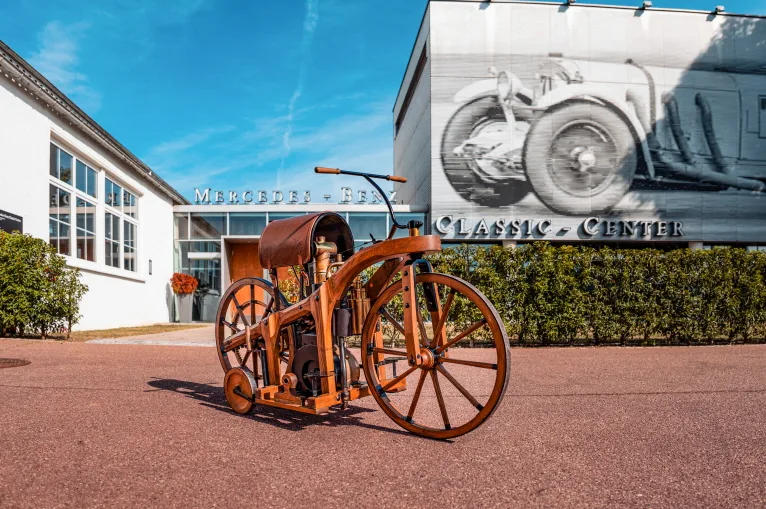 다임러, 140년 전 최초 모터바이크 출시 0.5마력으로 시작된 혁명 1 25c0109 019 https://mobilityground.com/wp-content/uploads/2025/09/25c0109_019.webp