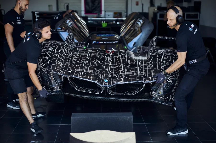 Hypercar with a new look: BMW M Hybrid V8 receives aerodynamic updates for the 2026 season.