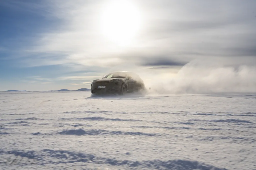 20% 빨라진 개발의 비밀! 포르쉐 카이엔 일렉트릭의 충격적 테스트 2 S25 1094 a3 rgb https://mobilityground.com/wp-content/uploads/2025/09/S25_1093_a3_rgb-scaled.webp