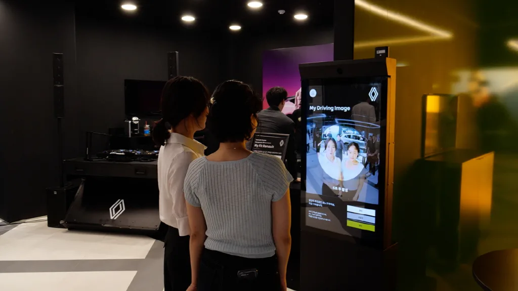 24시간 무인 전시장이 현실로, 에피카 르노코리아 강남점 혁신 전환 4 르노코리아 강남 전시장 키오스크 https://mobilityground.com/wp-content/uploads/2025/09/르노코리아-강남-전시장-외관.webp