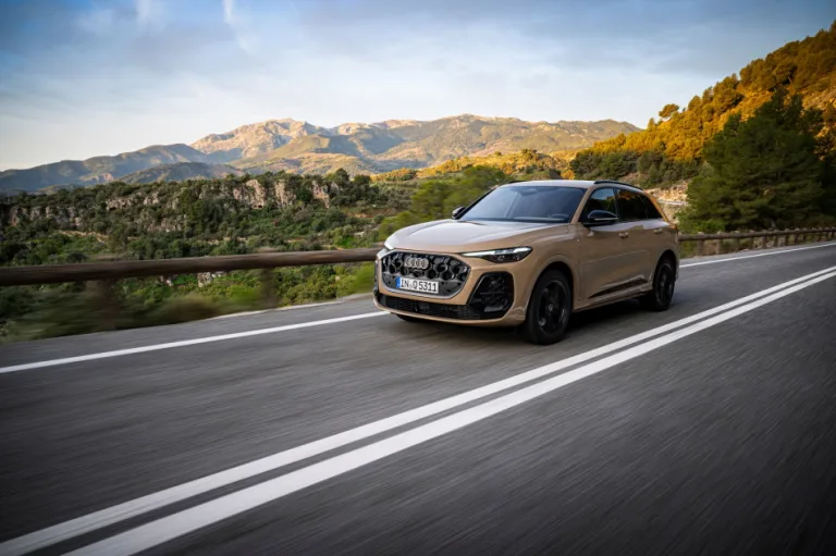 프리미엄 중형 SUV 더 뉴 아우디 Q5 TFSI 콰트로