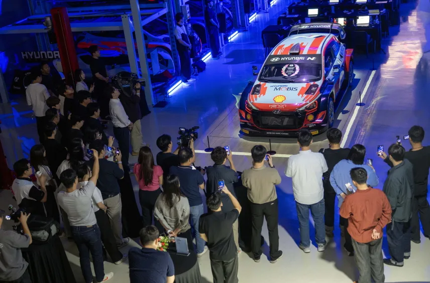 사진9 고성능 브랜드 N 출범 10주년 기념식에서 2019 i20 WRC Coupe 차량을 프로젝션 맵핑 시연하는 모습 https://mobilityground.com/wp-content/uploads/2025/09/사진1-N-출범-10주년-기념식.webp