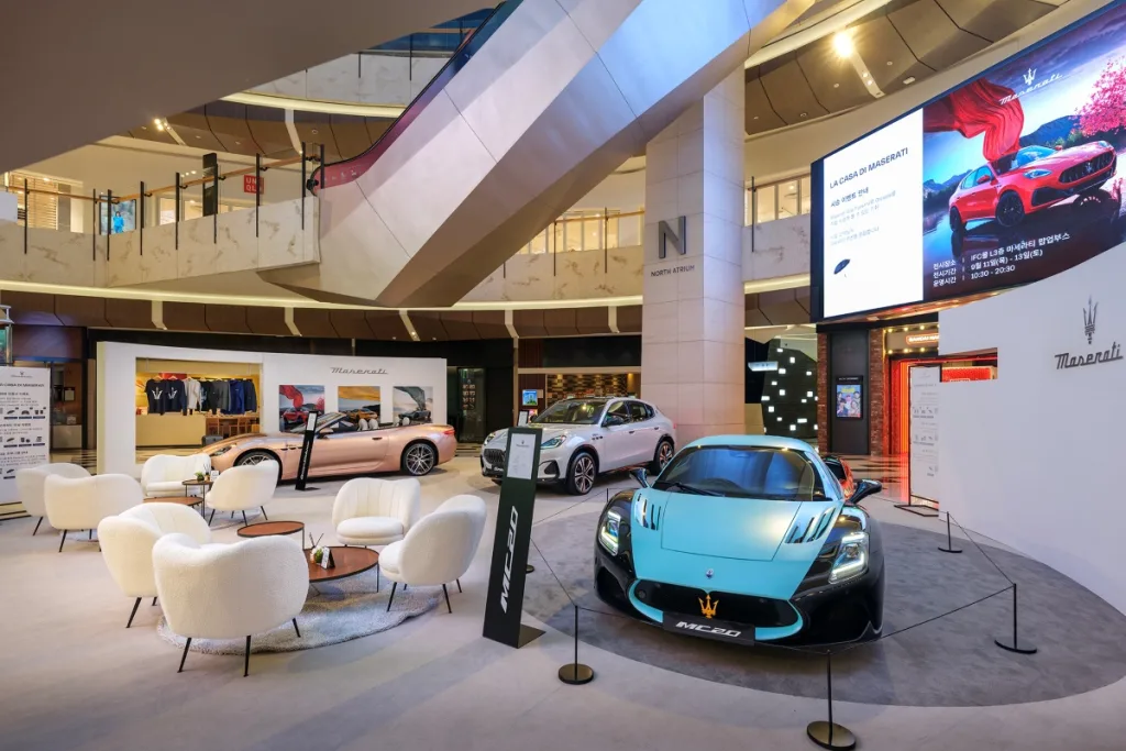 사진자료1 여의도 IFC몰에서 열리는 라 까사 디 마세라티La Casa Di Maserati 팝업스토어 https://mobilityground.com/wp-content/uploads/2025/09/사진자료1-여의도-IFC몰에서-열리는-라-까사-디-마세라티La-Casa-Di-Maserati-팝업스토어.webp