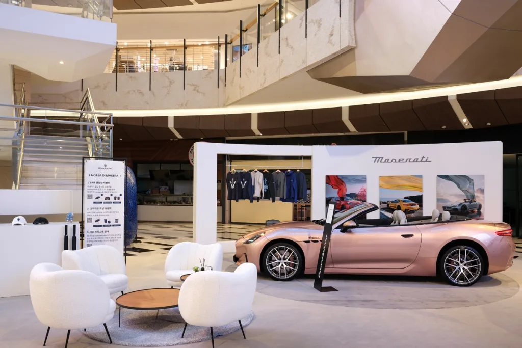 사진자료2 라 까사 디 마세라티 팝업스토어에 전시된 순수 전기 럭셔리 컨버터블 그란카브리오 폴고레GranCabrio Folgore https://mobilityground.com/wp-content/uploads/2025/09/사진자료1-여의도-IFC몰에서-열리는-라-까사-디-마세라티La-Casa-Di-Maserati-팝업스토어.webp