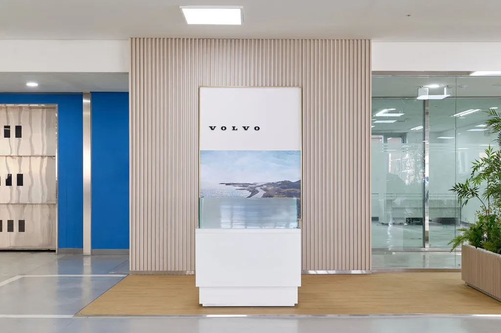 사진자료2 볼보자동차코리아 ‘볼보 셀렉트SELEKT 성수 전시장 신규 오픈 https://mobilityground.com/wp-content/uploads/2025/09/사진자료1_볼보자동차코리아-‘볼보-셀렉트SELEKT-성수-전시장-신규-오픈.webp