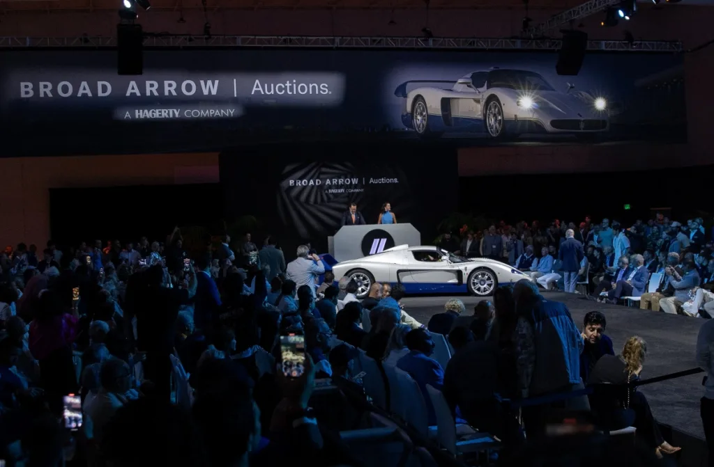 72억원 낙찰! 마세라티 MC12 스트라달레가 세운 경매 신기록 3 사진자료3 미국 몬터레이 젯 센터 경매 현장의 2005년형 MC12 스트라달레Stradale https://mobilityground.com/wp-content/uploads/2025/09/사진자료1-520만-달러에-낙찰된-2005년형-마세라티-MC12-스트라달레Stradale.webp