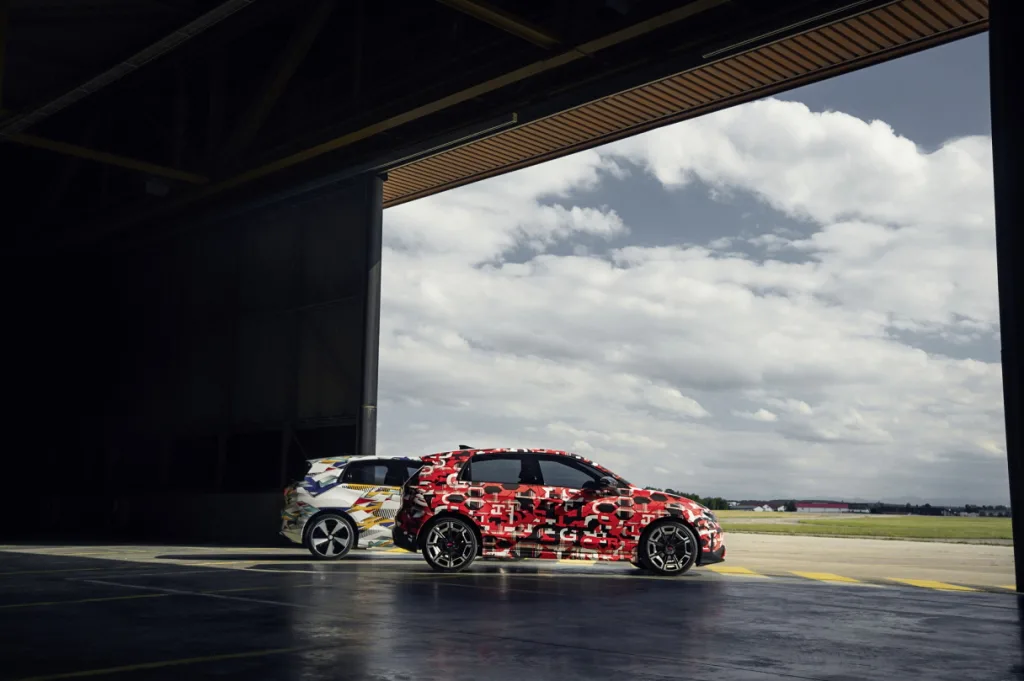 참고 사진 폭스바겐 ID.폴로 및 ID.폴로 GTI 위장막 차량 3 https://mobilityground.com/wp-content/uploads/2025/09/참고-사진-폭스바겐-ID.폴로-및-ID.폴로-GTI-위장막-차량-2.webp