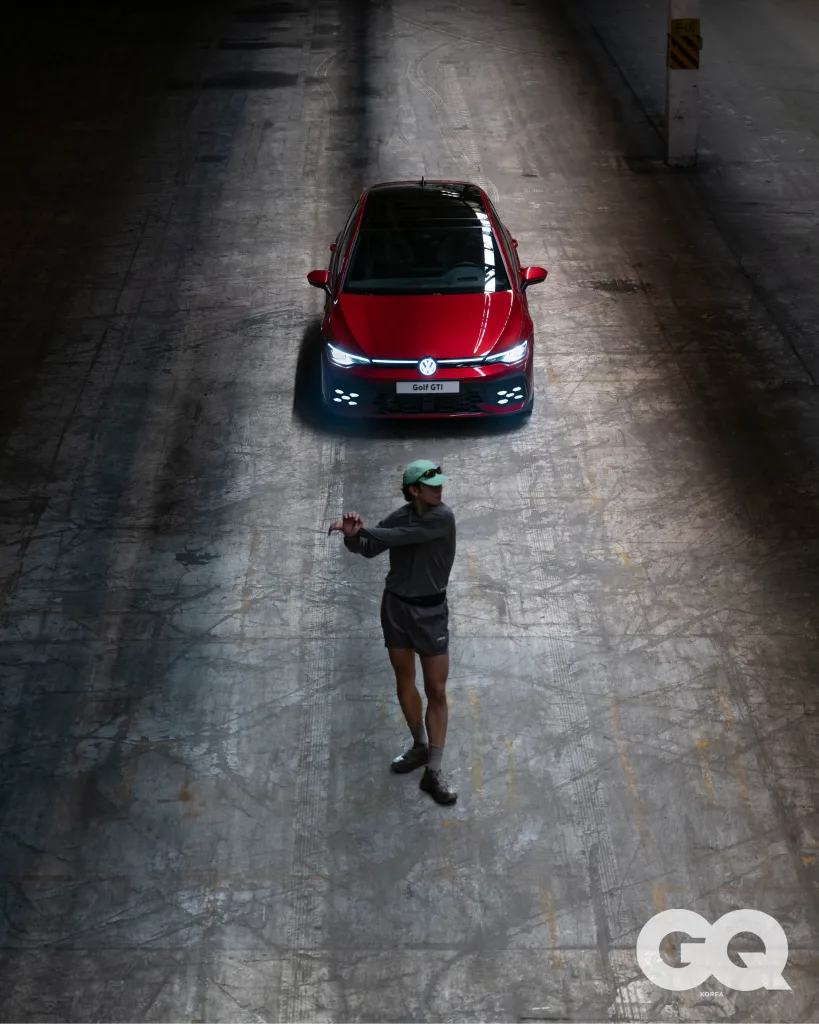 참고사진 폭스바겐 골프 X 인플루언서 이시안 모델 정하준 화보 2 https://mobilityground.com/wp-content/uploads/2025/09/참고사진_폭스바겐-골프-X-인플루언서-이시안-모델-정하준-화보-5-scaled.webp
