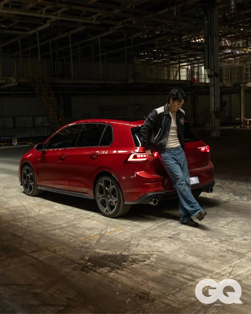 참고사진 폭스바겐 골프 X 인플루언서 이시안 모델 정하준 화보 4 https://mobilityground.com/wp-content/uploads/2025/09/참고사진_폭스바겐-골프-X-인플루언서-이시안-모델-정하준-화보-5-scaled.webp