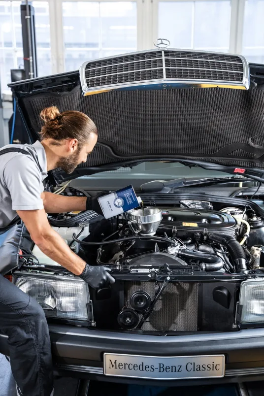 "70년 묵은 벤츠도 새차처럼" 마법의 엔진 오일은 어떻게 쓸까? 3 25C0154 009 https://mobilityground.com/wp-content/uploads/2025/10/25C0154_001.webp