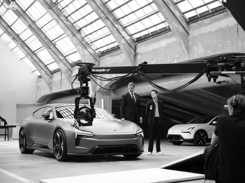 미래는 이미 여기 있다! 알렉산더 스카스가드가 안내하는 폴스타 5의 세계 3 694329 20251007 Polestar premieres film starring Alexander Skarsg rd https://mobilityground.com/wp-content/uploads/2025/10/694171_20251006_Polestar_premieres_film_starring_Alexander_Skarsg_rd.webp