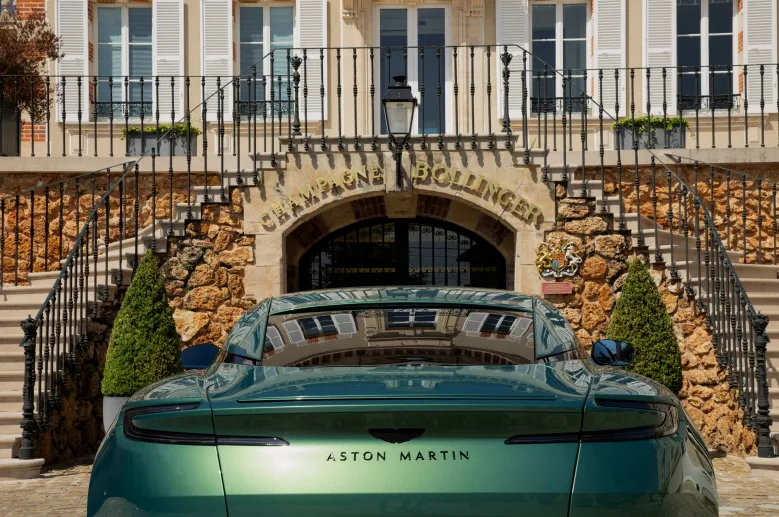 Aston Martin x Bollinger 2 https://mobilityground.com/wp-content/uploads/2025/10/이미지-두-아이콘의-만남…애스턴마틴·샴페인-볼린저-글로벌-신규-파트너십-발표.webp