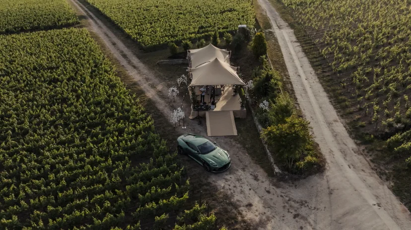 Aston Martin x Bollinger 3 https://mobilityground.com/wp-content/uploads/2025/10/이미지-두-아이콘의-만남…애스턴마틴·샴페인-볼린저-글로벌-신규-파트너십-발표.webp