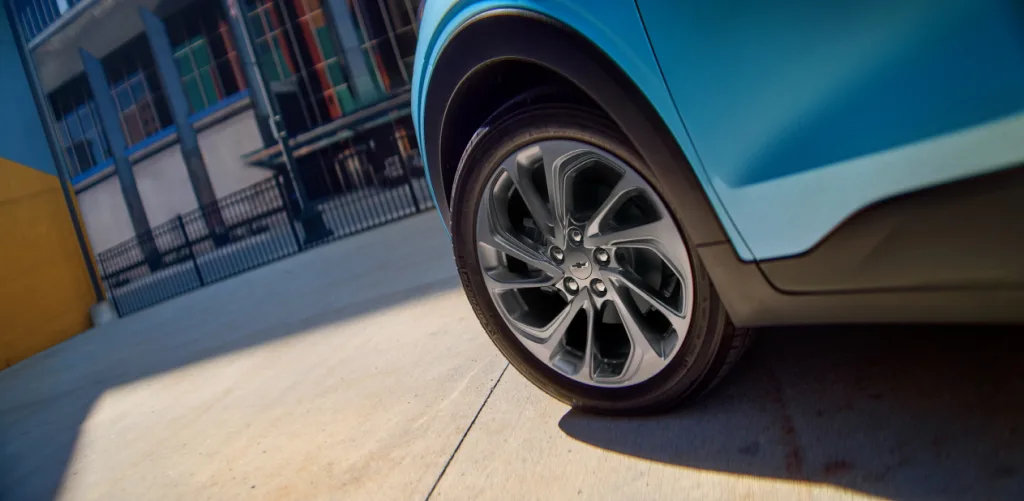 "3만불 깨고 왔다!" 쉐보레 볼트 부활, 테슬라 모델3 저격수 등장 10 Chevrolet Bolt 2027 front driver wheel https://mobilityground.com/wp-content/uploads/2025/10/Chevrolet-Bolt-2027-DriverFront.webp