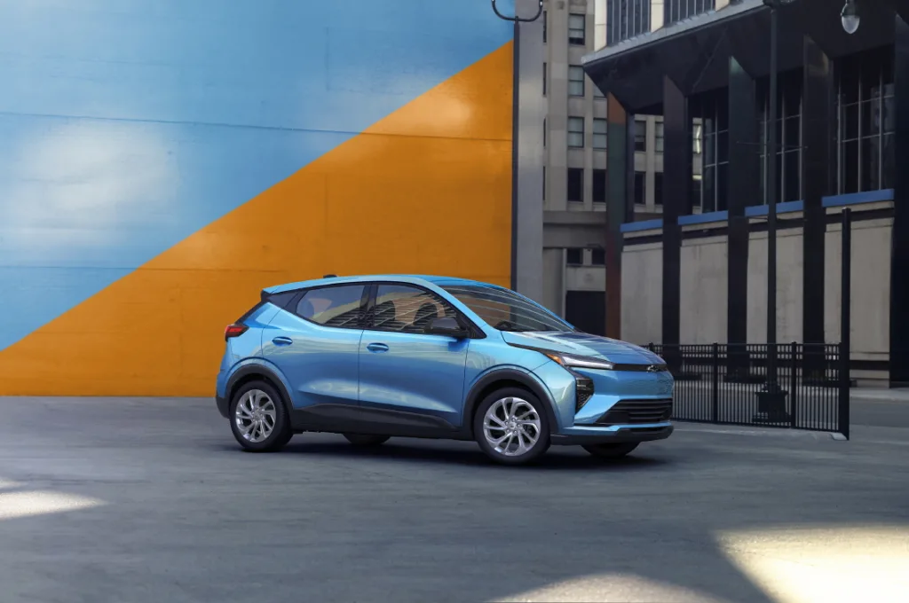 "3만불 깨고 왔다!" 쉐보레 볼트 부활, 테슬라 모델3 저격수 등장 4 Chevrolet Bolt 2027 passenger side https://mobilityground.com/wp-content/uploads/2025/10/Chevrolet-Bolt-2027-DriverFront.webp