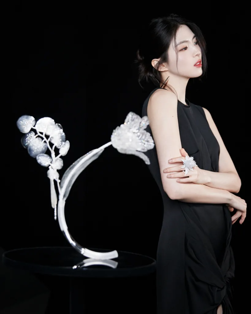 한소희 착용한 나비 브로치, 부쉐론 28점 하이 주얼리 컬렉션 공개 4 Image 2 https://mobilityground.com/wp-content/uploads/2025/10/Image-3.webp