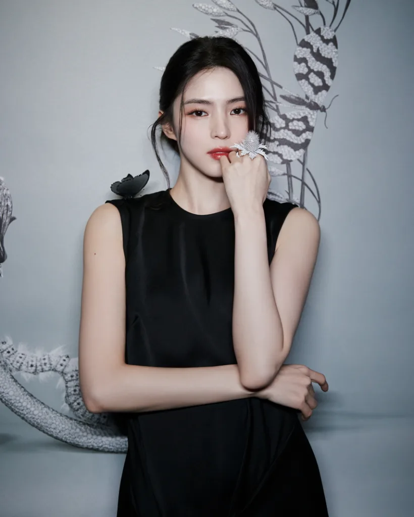 한소희 착용한 나비 브로치, 부쉐론 28점 하이 주얼리 컬렉션 공개 1 Image 3 https://mobilityground.com/wp-content/uploads/2025/10/Image-3.webp