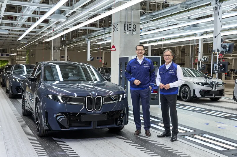 1,000대 로봇! BMW, 완전 디지털 공장서 BMW iX3 생산 시작 1 P90617479 highRes milan nedeljkovi mem https://mobilityground.com/wp-content/uploads/2025/10/P90618056_highRes_bmw-group-plant-debr.webp